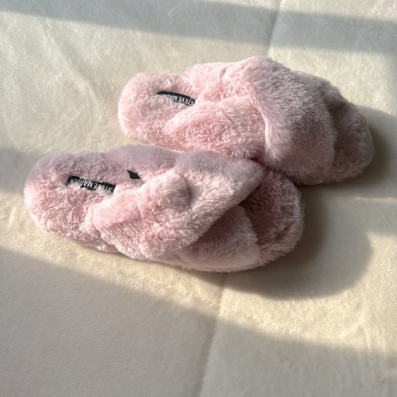 Fuzzy Steve Madden slippers - Picture 2 of 5